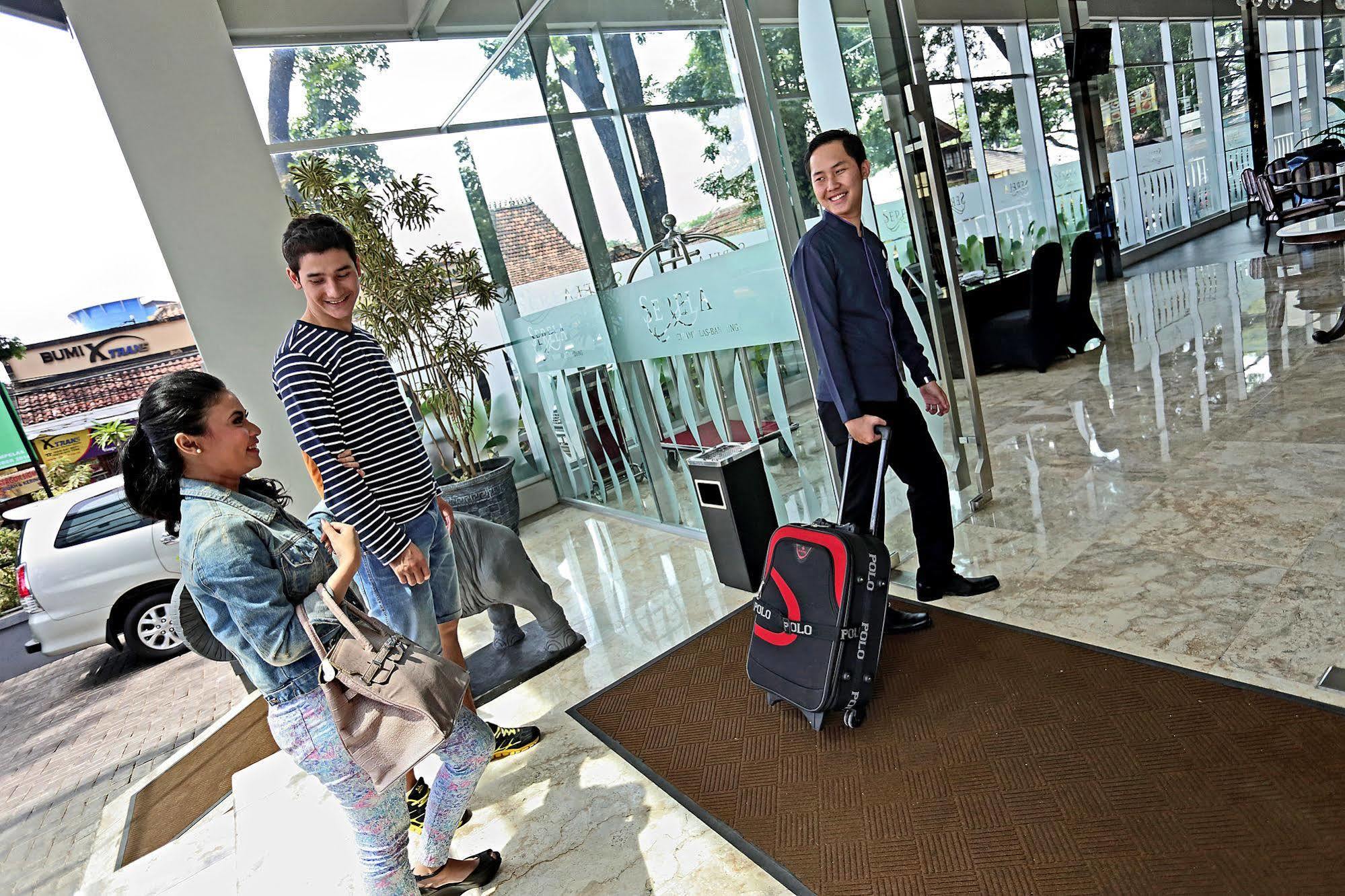 Serela Cihampelas By Kagum Hotels Bandung Exteriör bild